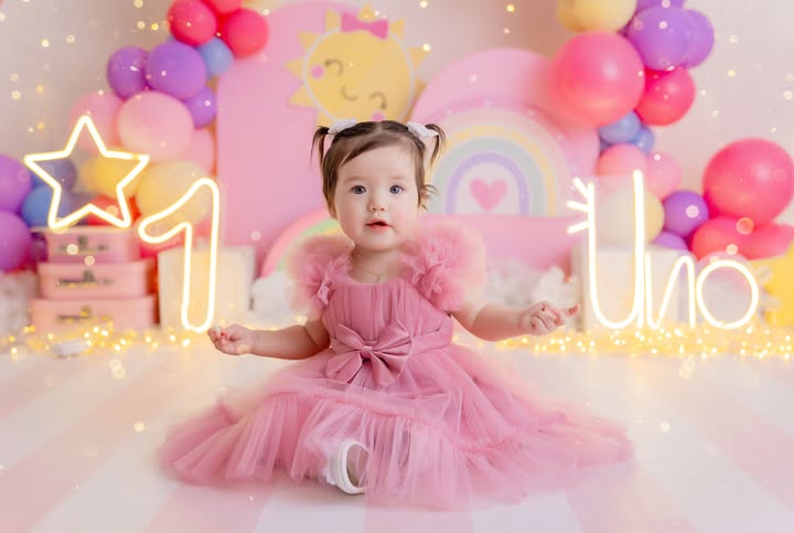 Sesión infantil en set rosa con pastel y globos
