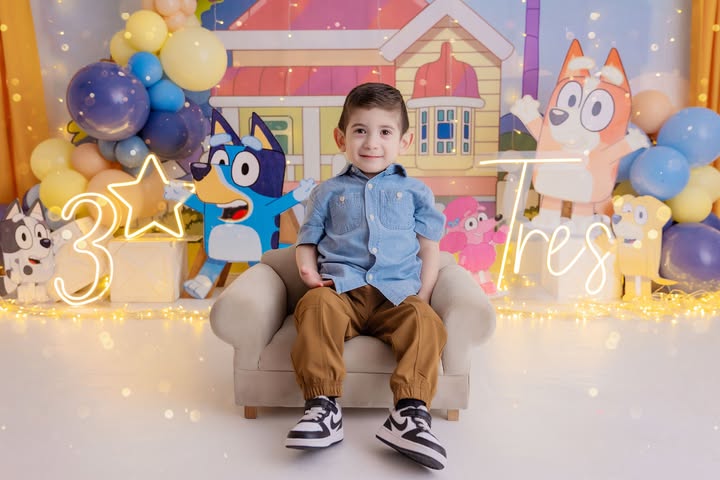Retrato infantil en set de cumpleaños con globos